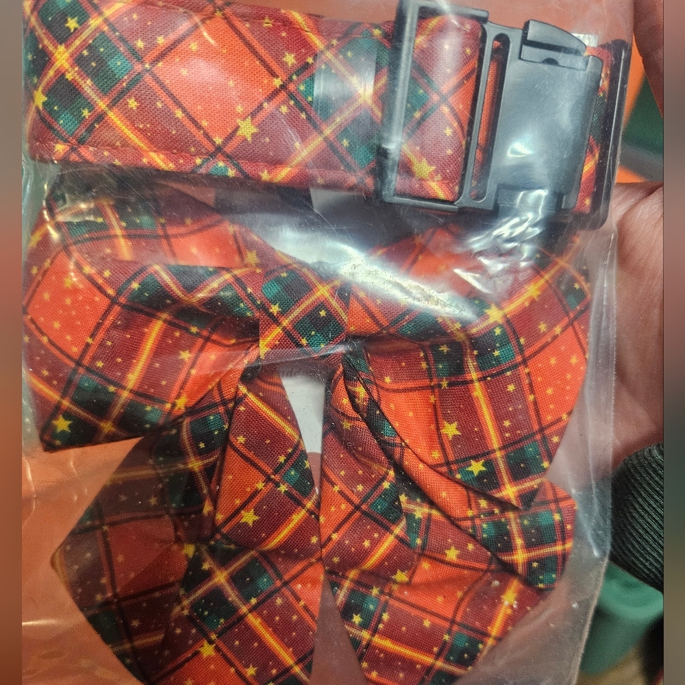 LIONET PAWS CHRISTMAS PRINTED COLLAR AND BOWTIE: NEW IN PACK: SIZE L (16-24 IN)